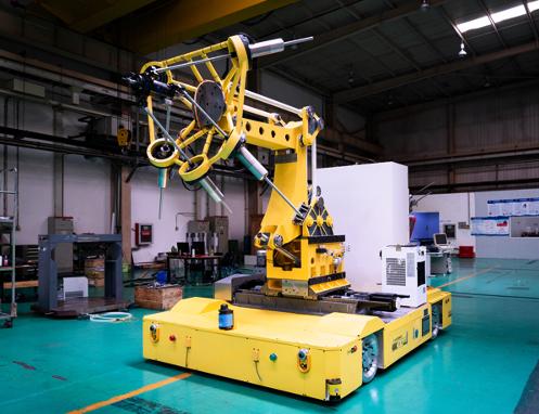 机械系研发的移动式混联加工机器人开展型号产品应用验证